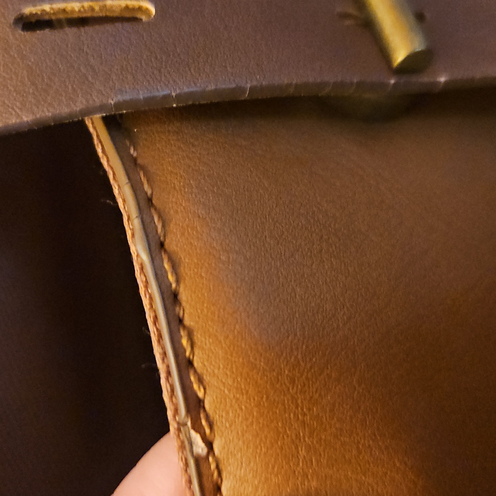 Tan Leather Shoulder bag with Timeless Design Universal thread - Picture 3 of 8